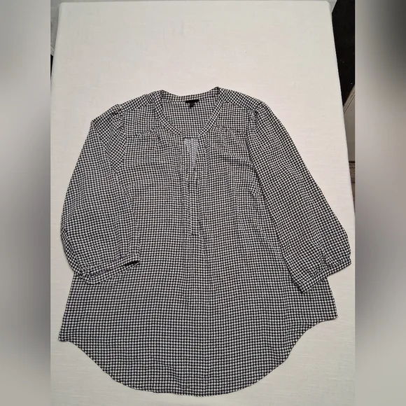torrid Black and White Houndstooth V-Neck Blouse - Picture 3 of 14